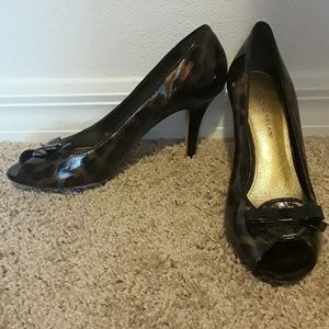 Peep toe pump